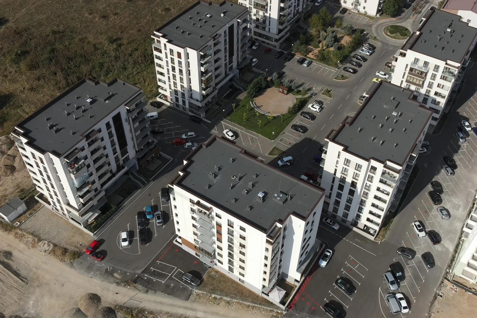 Fotografie aeriană cu drona a unui ansamblu de blocuri noi