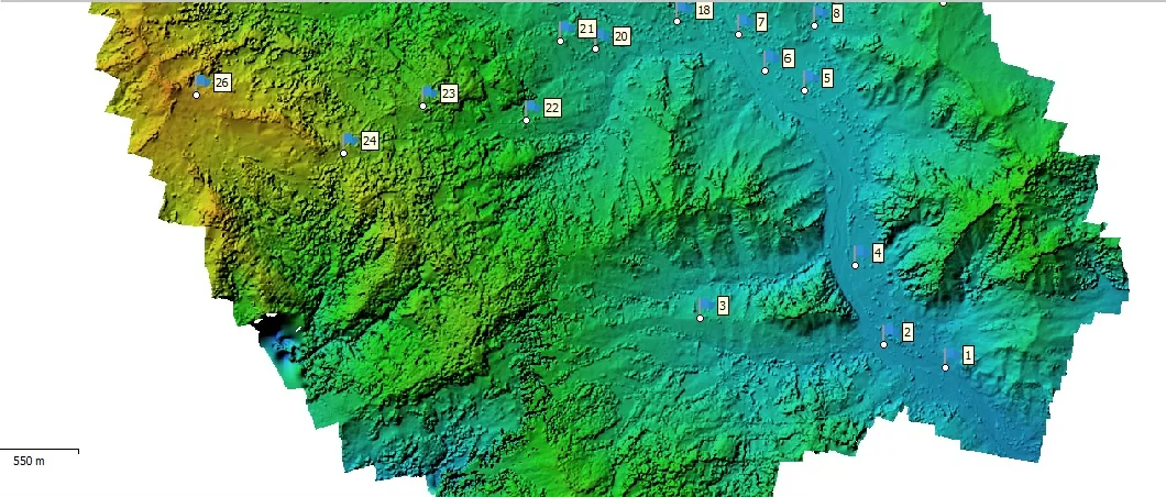 Model digital al terenului colorat hipsometric, altitudini între 373 și 912 m