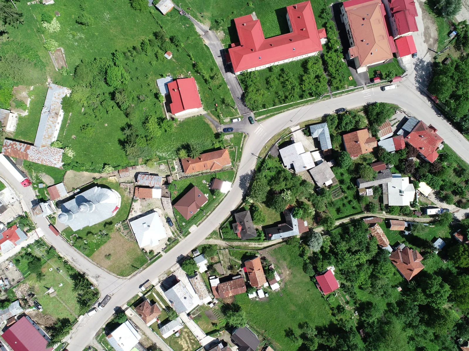 Imagine aeriană verticală a centrului unei localități, realizată cu drona