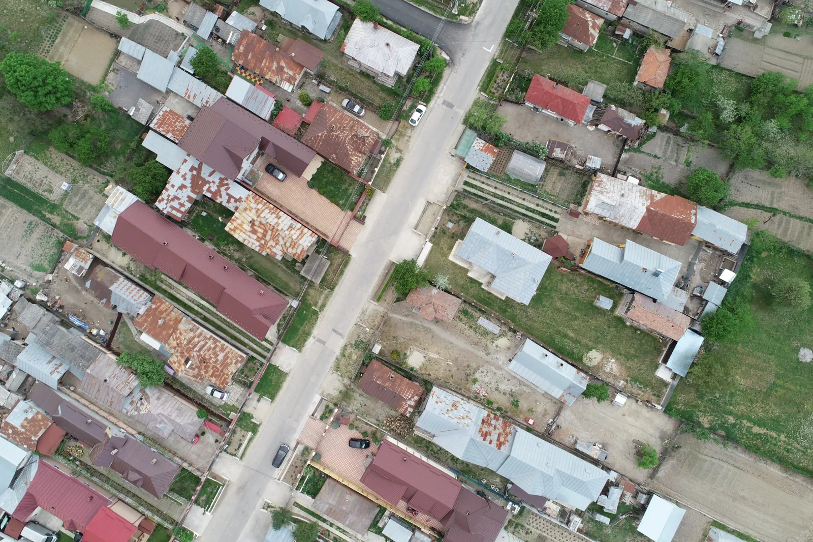 Imagine aeriană verticală a unei străzi, cu loturile și construcțiile vecine
